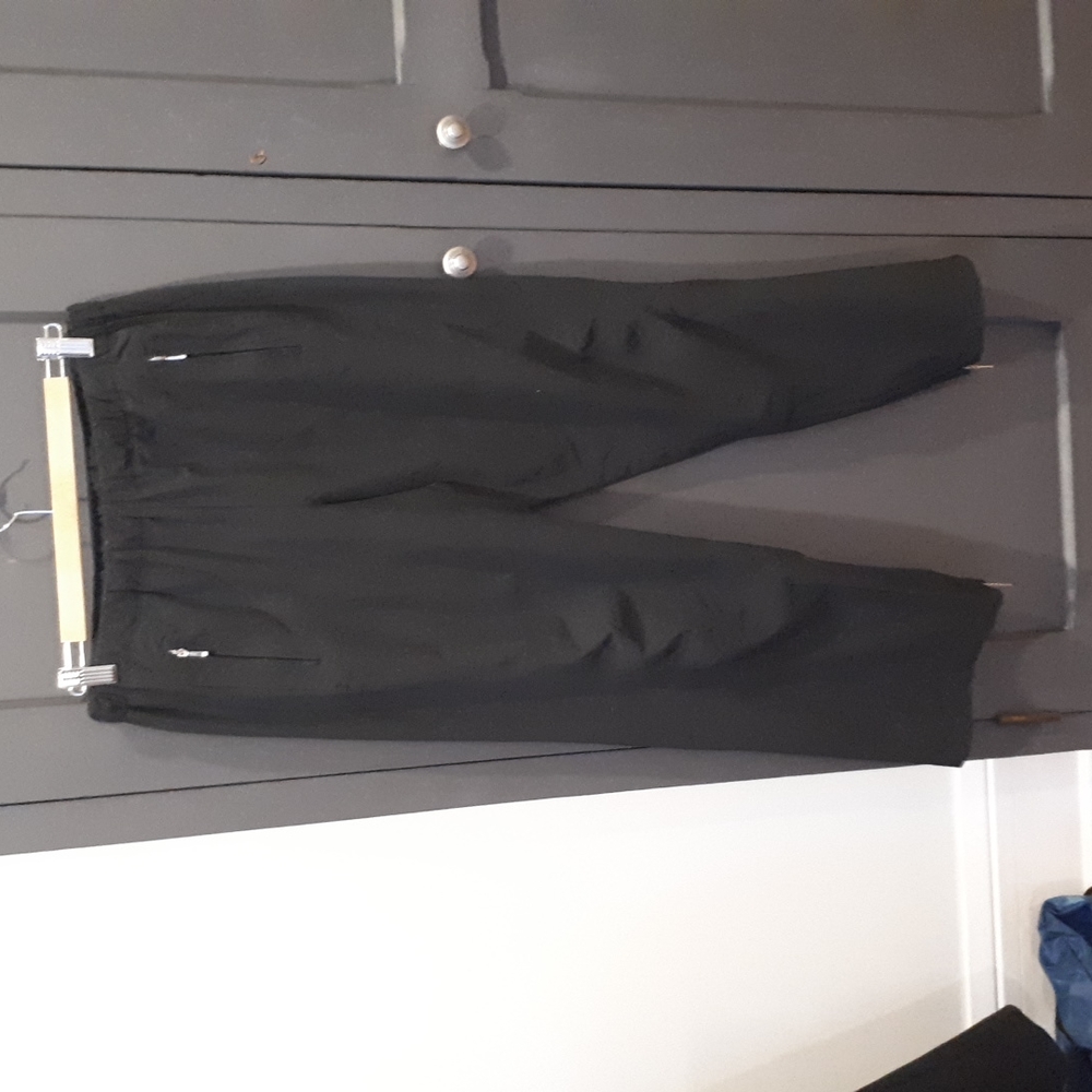 Lucy cropped active pant. Size M